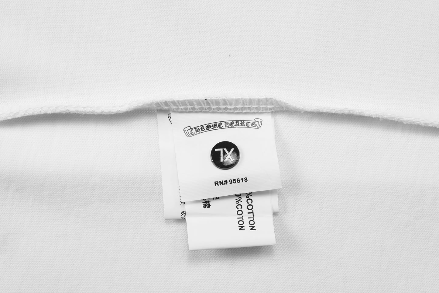T-shirt Chrome Hearts à lettres imprimées sanskrit sur la poche et le col TB02