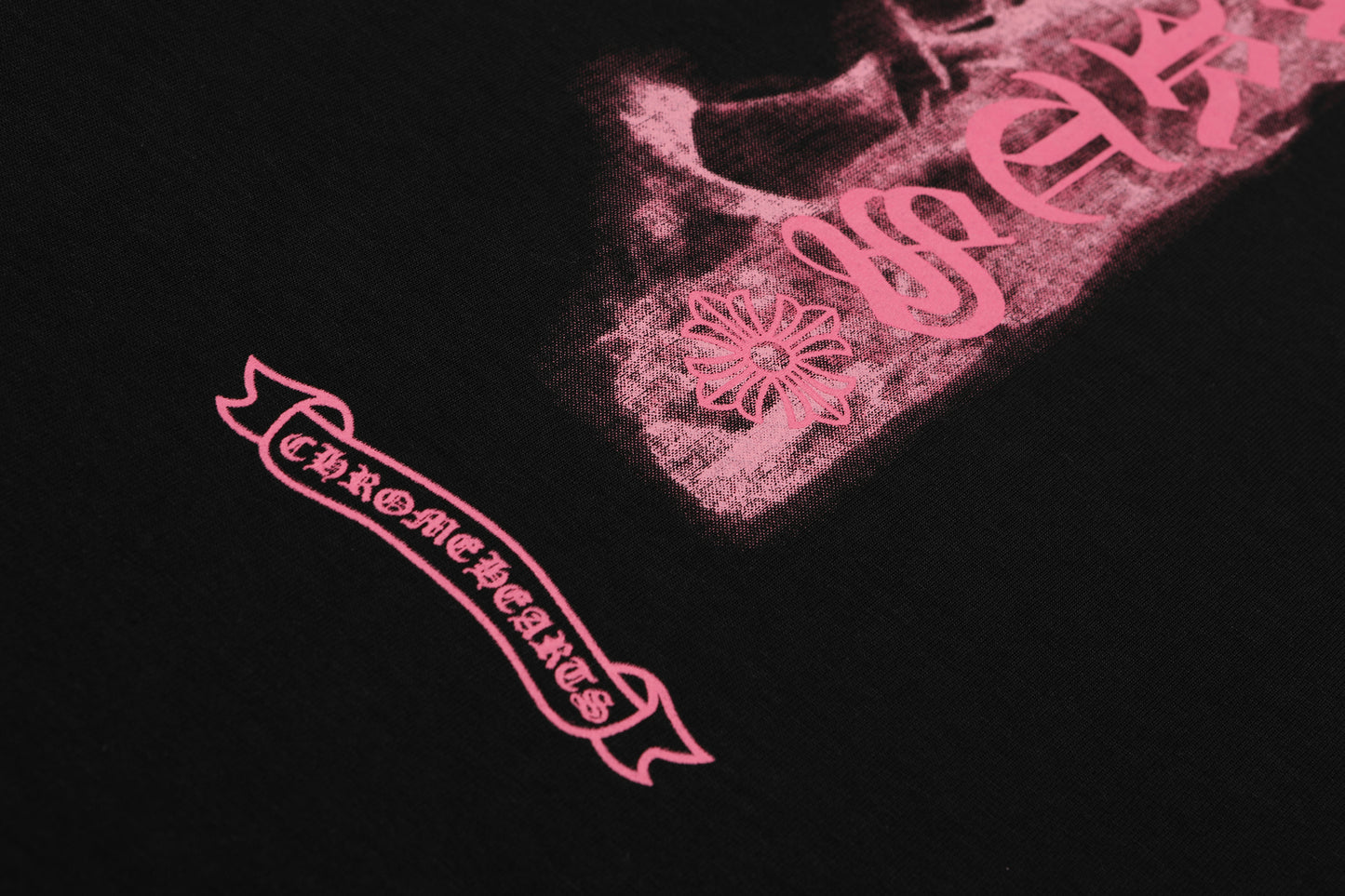 T-shirt Chrome Hearts noir à flammes roses P65
