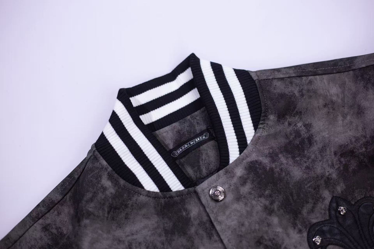 Blouson universitaire Chrome Hearts à patch Fleur-de-lis - Vêtement d'extérieur tie-dye gris A5588
