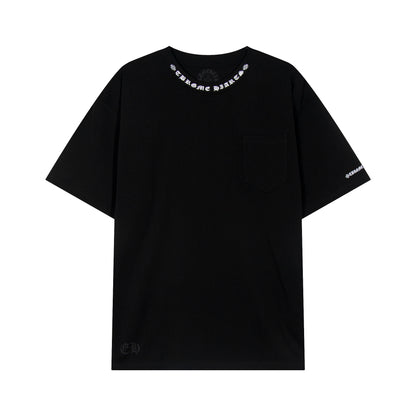 T-shirt Chrome Hearts à lettres imprimées sanskrit sur la poche et le col TB02