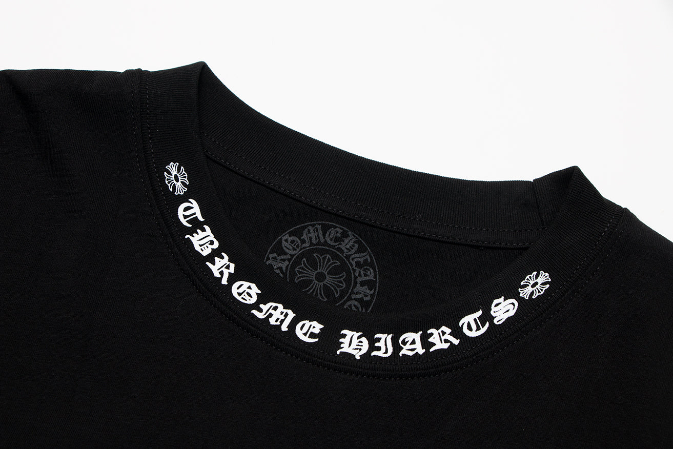 T-shirt Chrome Hearts à lettres imprimées sanskrit sur la poche et le col TB02