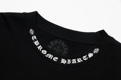 T-shirt Chrome Hearts à lettres imprimées sanskrit sur la poche et le col TB02