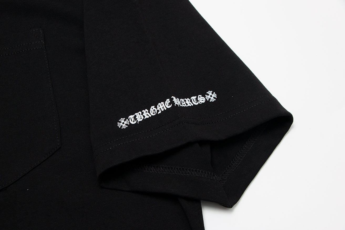 T-shirt Chrome Hearts à lettres imprimées sanskrit sur la poche et le col TB02
