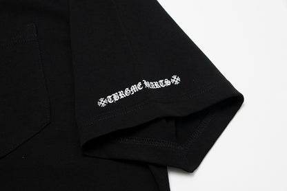 T-shirt Chrome Hearts à lettres imprimées sanskrit sur la poche et le col TB02