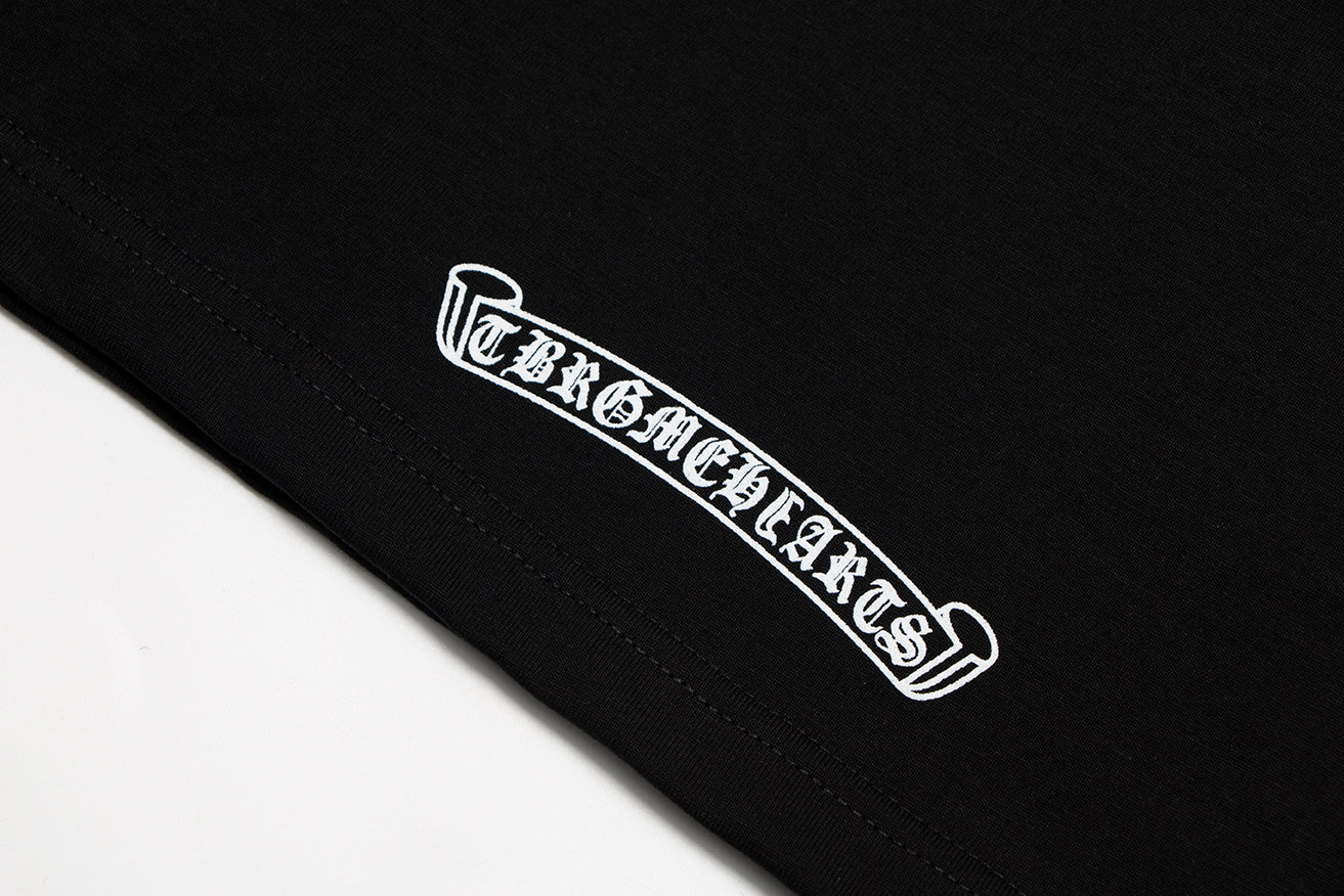 T-shirt Chrome Hearts à lettres imprimées sanskrit sur la poche et le col TB02